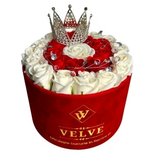 Aranjament floral Queen Rose cutie rotunda cu 25 trandafiri de sapun si coroana decorativa cu perle si detalii stralucitoare - Img 5