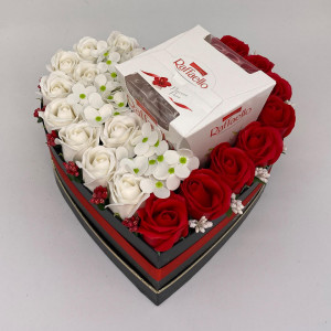 Aranjament floral Raffaello White Red, cutie inima cu trandafiri de sapun, hortensii si bomboane Raffaello
