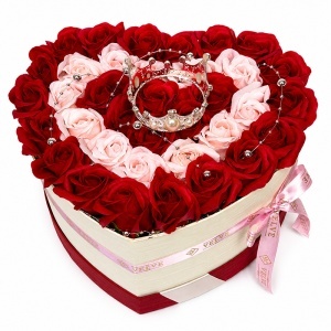 Aranjament floral Royal cu 35 trandafiri de sapun, coroana regala si accesorii cu perle, in cutie in forma de inima, Rosu-Roz - Img 3