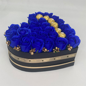 Aranjament floral Serenity Blue, cutie inima cu trandafiri de sapun si bomboane de ciocolata Ferrero Rocher