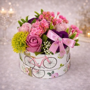 Aranjament floral Siete, in cutie rotunda cu 7 trandafiri din sapun si plante artizanale, Roz