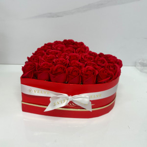Aranjament floral Simply Roses cutie rosie inima cu trandafiri sapun rosu inchis