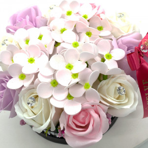 Aranjament floral in cutie neagra cu stras din pietre, trandafiri si hortensii din sapun