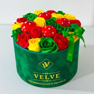 Aranjament floral Special Color, 21 trandafiri de sapun cu decoratiuni, in cutie rotunda verde de catifea, Multicolor