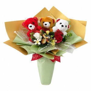 Aranjament floral tip buchet cu 3 ursuleti de plus, trandafiri de sapun, plante decorative si pralina, inaltime 40 cm