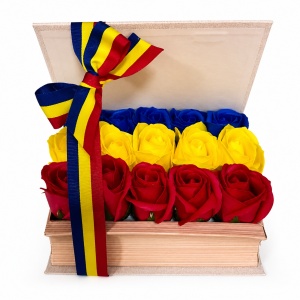 Aranjament floral Tricolor, in cutie cu aspect de carte, cu 15 trandafiri din sapun