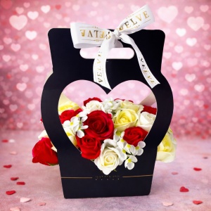 Aranjament floral Valentine, cu trandafiri si hortensii din sapun, in cutie premium cu fereastra inima si toarta, Rosu-Galben pal-Alb