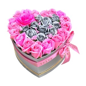 Aranjament floral VLV, cu trandafiri de sapun, accente decorative si perlute, in cutie tip inima, Roz-Argintiu - Img 2
