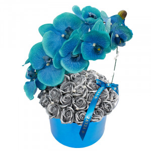 Aranjament floral Wonderful in cutie albastru glow, cu 33 trandafiri de sapun, orhidee si margele