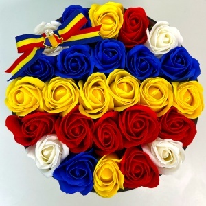 Aranjament tricolor din 26 trandafiri de săpun – cadou simbolic românesc - Img 2