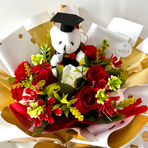 Buchet floral pentru absolvire, cu trandafiri, camelie si plante artificiale,  rosu inchis