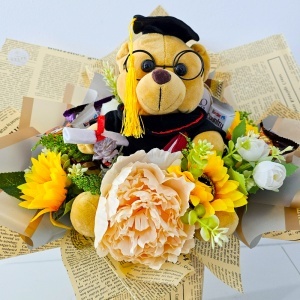 Buchet absolvire 2026 Graduate cu ursulet de plus, flori artificiale si selectie dulciuri - Img 4