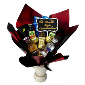 Buchet cadou barbati Delice cu text "La Multi Ani, Constantin", 5 bauturi miniatura si praline