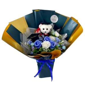 Buchet floral absolvire 2026, cu flori de sapun albastre, ursulet cu toca si pancarta text "Felicitari"