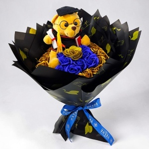 Buchet floral absolvire 2026 cu ursulet graduate si trandafiri de sapun albastru-auriu, 50x40 cm - Img 5