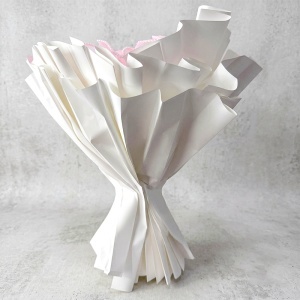 Buchet floral Amore in forma de inima cu trandafiri de sapun si tull cu perlute, inaltime 45 cm, Alb - Roz - Img 6