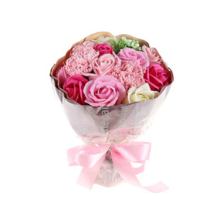 Buchet floral din trandafiri de sapun si garofite, Roz