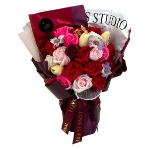 Buchet floral Eternal din flori artizanale, trandafiri si lalele de sapun, 22x30 cm, Rosu - Img 6