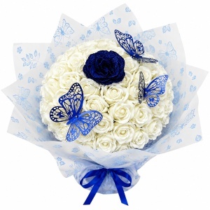 Buchet floral premium cu 51 trandafiri de sapun, fluturi decorativi si accente glitter, inaltime 45 cm, Alb - Albastru