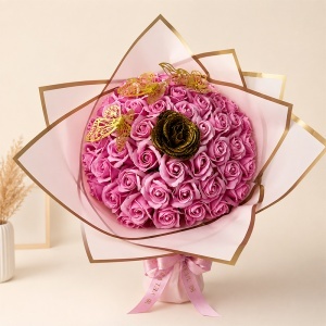 Buchet floral premium cu 51 trandafiri de sapun, fluturi decorativi si accente glitter, inaltime 45 cm, Roz - Auriu - Img 2