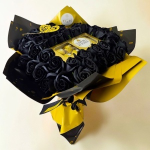 Buchet floral premium Heart Black in forma de inima cu 51 trandafiri de sapun si bomboane Ferrero Rocher, 45 cm - Img 6