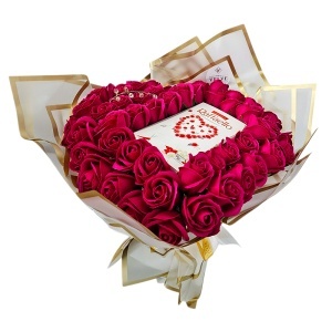 Buchet floral premium Heart Dark Red in forma de inima cu 51 trandafiri de sapun si bomboane Raffaello, 40 cm