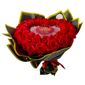 Buchet floral premium Heart Red in forma de inima cu 43 trandafiri de sapun si bomboane Cherry Queen, 45 cm