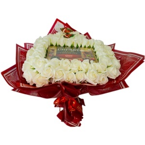 Buchet floral premium Heart White in forma de inima cu 61 trandafiri de sapun si bomboane Cherry in Dark Chocolate, 50 cm - Img 2