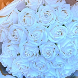 Buchet floral Royal cu 31 trandafiri de sapun - Img 3
