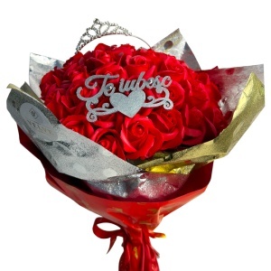 Buchet floral Royal Love cu 51 trandafiri de sapun, coronita decorativa si topper "Te iubesc", Rosu - Img 6