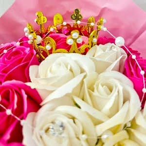 Buchet floral Royal Pink cu 101 trandafiri de sapun si accesorii decorative, 40 cm - Img 4