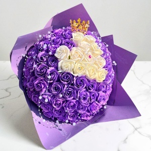 Buchet floral Royal Purple cu 101 trandafiri de sapun si accesorii decorative, 40 cm