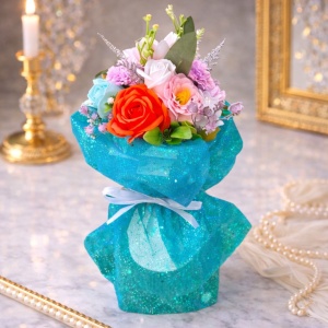 Buchet floral Symphony cu crin, begonie de lemn, mac, nufar, garoafe, trandafiri de sapun si plante artizanale, Albastru