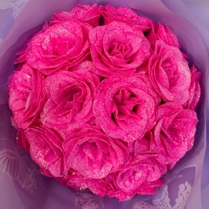 Buchet Glitter Roses cu 19 trandafiri fucsia decorativi, buchet premium ambalat elegant, 40 cm - Img 3