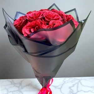 Buchet Glitter Roses cu 19 trandafiri rosii decorativi, buchet premium ambalat elegant, 40 cm - Img 5