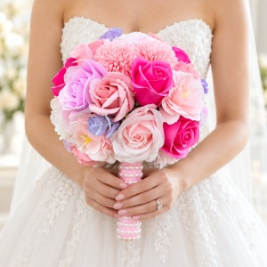 Buchet Mireasa din trandafiri, anemone, dalii de sapun, roz-fucsia