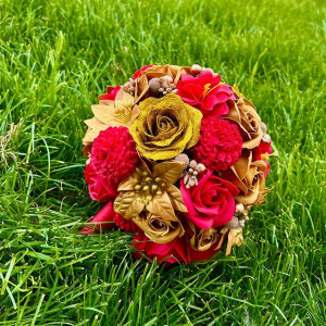 Buchet Mireasa Gold cu trandafiri, anemone si dalii de sapun, rosu-gold