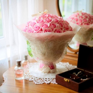 Buchet Pink Roses cu 51 trandafiri de sapun, 35 cm - Img 6