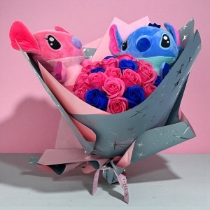 Buchet premium cu 35 trandafiri de sapun si 2 jucarii de plus Stitch, Roz-Albastru - Img 2