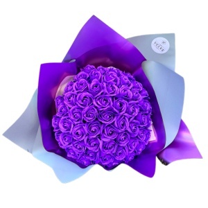 Buchet Purple Roses cu 101 trandafiri de sapun, 40 cm - Img 4