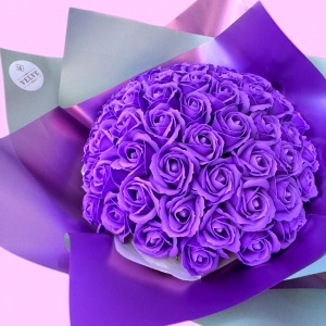 Buchet Purple Roses cu 51 trandafiri de sapun, 35 cm - Img 6