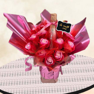 Buchet Rose cu pancarta si text "La multi ani!", trandafiri de sapun in degrade si spumant Bottega Rose Gold, 200ml