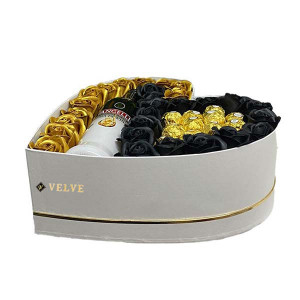 Cadou pentru femei cutie inima alba cu trandafiri de sapun, Angelli si praline Ferrero Rocher, negru