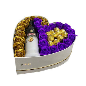 Cadou pentru femei cutie inima alba cu trandafiri de sapun, Angelli si praline Ferrero Rocher, mov