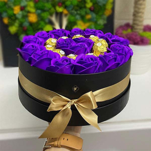 Cadou pentru femei cutie rotunda neagra cu trandafiri de sapun si praline Ferrero Rocher, mov