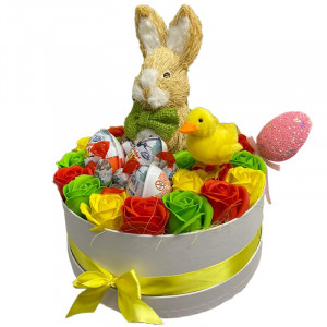 Cadou Sweet Easter cutie rotunda alba cu trandafiri de sapun, Kinder Joy si figurina iepuras de Paste, galben