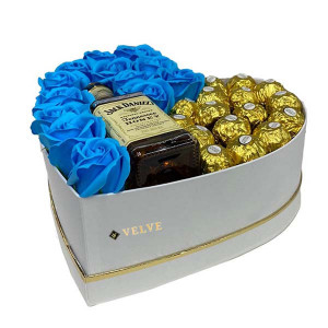 Cadou Sweet Honey cutie inima alba cu trandafiri de sapun, Jack Daniel's si praline Ferrero Rocher, albastru