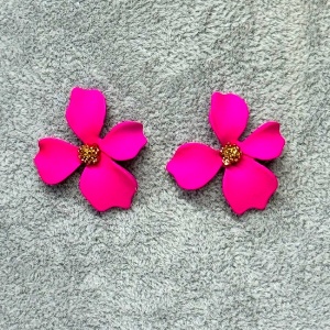 Cercei A Little Magic, cu design floral si prindere cu tija, Fucsia 3