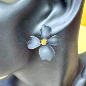 Cercei A Little Magic, cu design floral si prindere cu tija, Negru 1