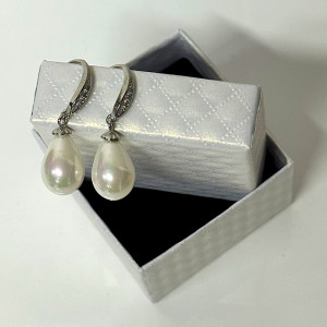 Cercei eleganti Pearls, accesorizati cu perle si pietre semipretioase, in cutie cadou, Alb unt